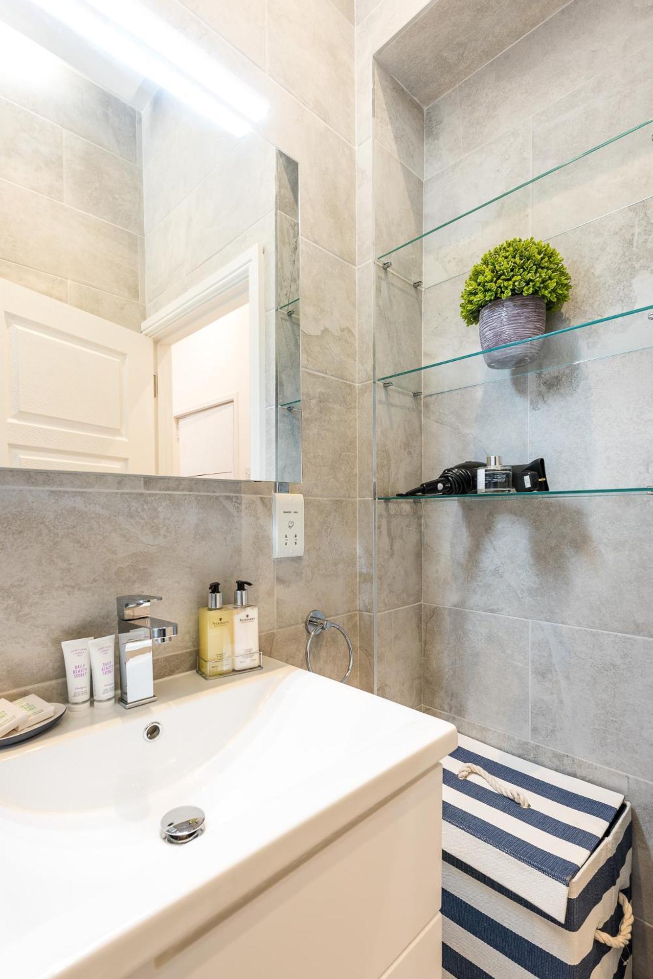 Casa Italia Near Kings Road In Chelsea With Wifi & Washing Machine Appartamento *